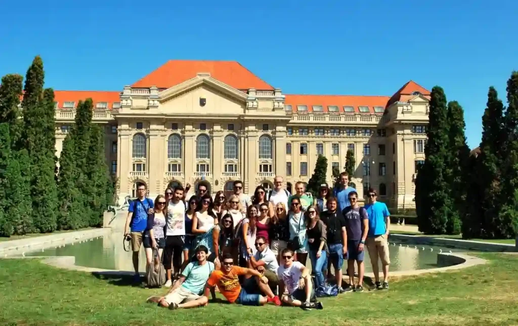 تحصیل کارشناسی در  مجارستان 
